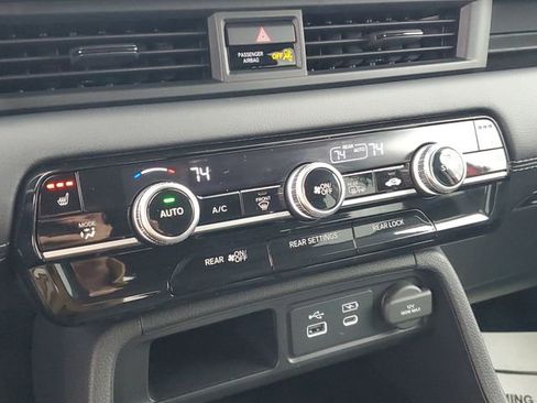 Used 2025 Honda Pilot Touring image 24