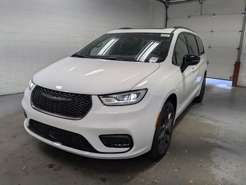New 2026 Chrysler Pacifica Limited w/ S Appearance Package AWD/4WD image 10
