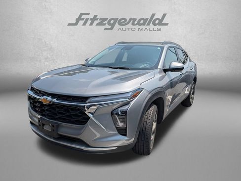 Used 2025 Chevrolet Trax LT FWD image 2