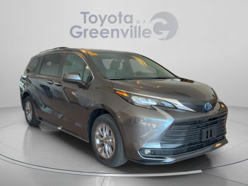 Certified 2025 Toyota Sienna XLE FWD image 8