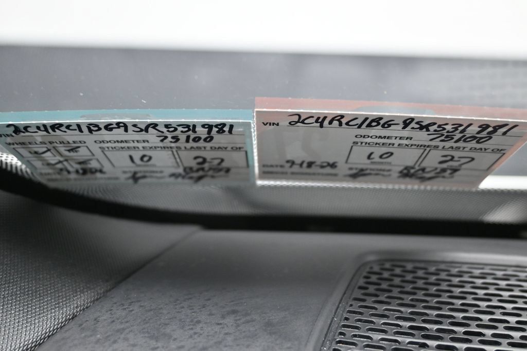 Used 2025 Chrysler Pacifica Select FWD image 8
