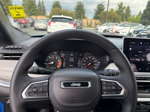 Used 2025 Jeep Compass Limited AWD/4WD image 29
