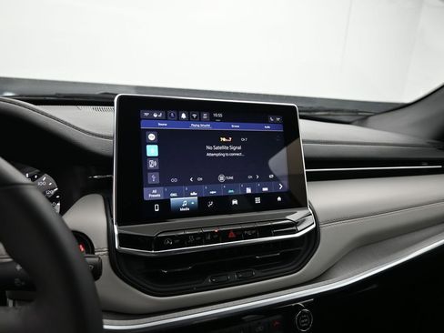 Used 2025 Jeep Compass Limited image 34