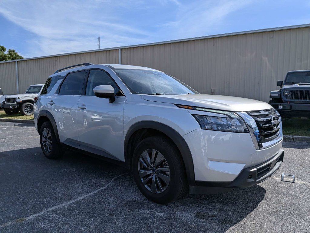 Used 2025 Nissan Pathfinder SV FWD image 1