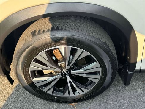 Used 2023 Nissan Rogue SV image 13