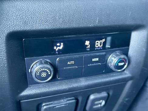 Used 2022 Chevrolet Traverse LT w/ LT Premium Package image 24