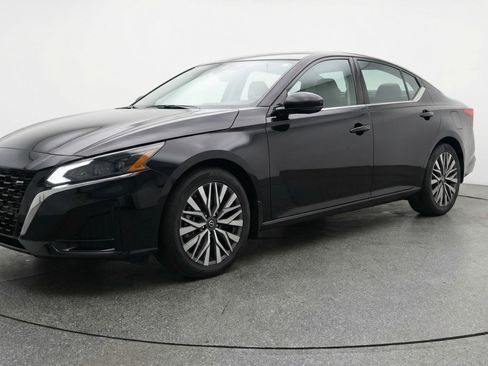 Used 2025 Nissan Altima 2.5 SV FWD image 3