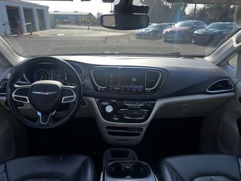 Used 2021 Chrysler Pacifica Touring-L image 22