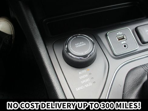 Used 2019 Jeep Cherokee Latitude Plus w/ Cold Weather Group AWD/4WD image 25