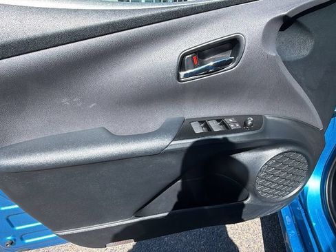 Used 2022 Toyota Prius L Eco FWD image 19