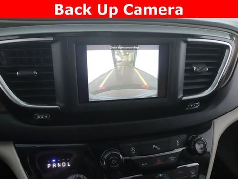Used 2019 Chrysler Pacifica Touring-L FWD image 23