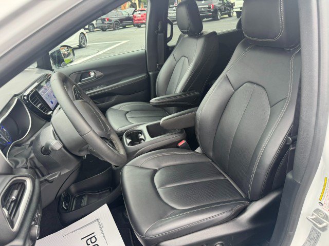 Used 2026 Chrysler Pacifica Select FWD image 17