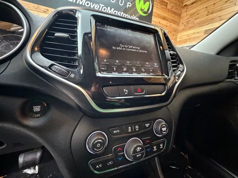 Used 2019 Jeep Cherokee Limited image 18