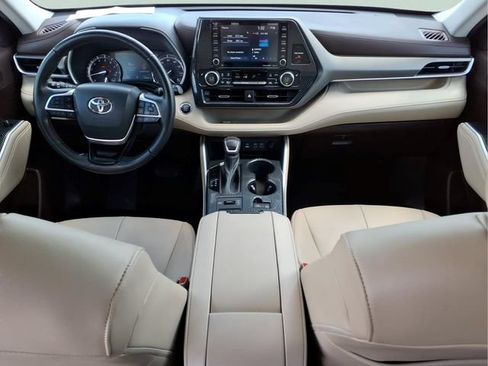 Used 2022 Toyota Highlander XLE AWD/4WD image 21