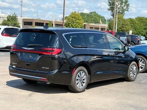 Used 2023 Chrysler Pacifica Touring-L FWD image 34