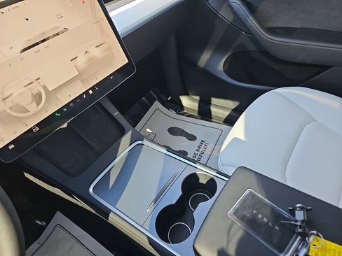 Used 2024 Tesla Model Y Long Range image 30