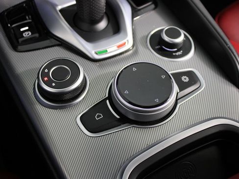 Used 2023 Alfa Romeo Giulia Veloce RWD image 25
