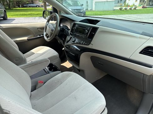 Used 2013 Toyota Sienna LE w/ Towing Pkg FWD image 31
