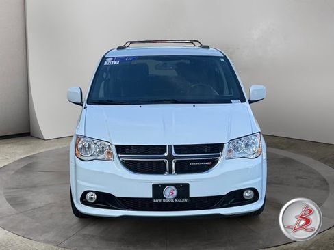 Used 2017 Dodge Grand Caravan SXT image 2