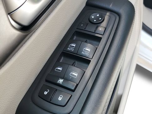 Used 2023 Chrysler Pacifica Touring-L FWD image 24