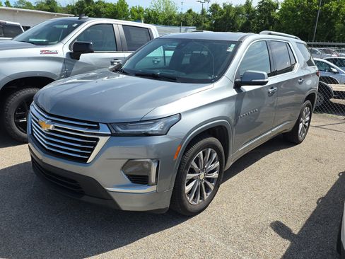 Used 2023 Chevrolet Traverse Premier FWD image 3