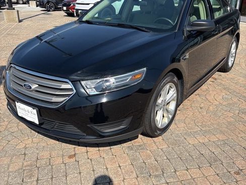Used 2016 Ford Taurus SE image 1