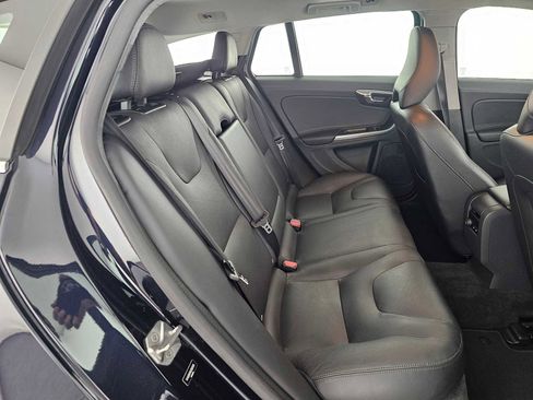 Used 2016 Volvo V60 T5 Platinum image 12