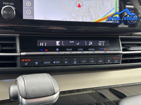 Used 2021 Toyota Sienna Platinum image 25