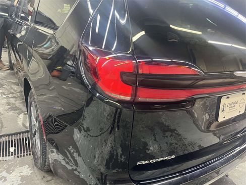 Used 2024 Chrysler Pacifica Select image 11