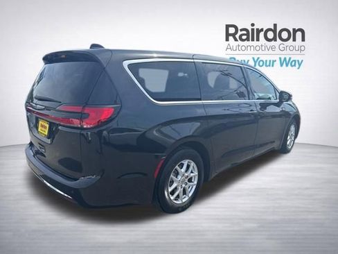 Used 2023 Chrysler Pacifica Touring-L FWD image 7