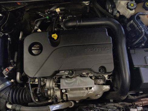 Used 2023 Chevrolet Malibu LT FWD image 30
