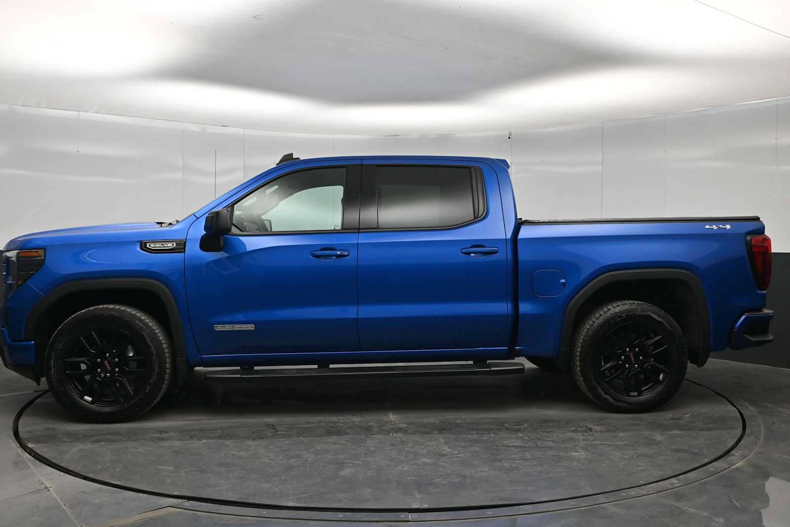 Used 2024 GMC Sierra 1500 Elevation w/ Preferred Package AWD/4WD image 5