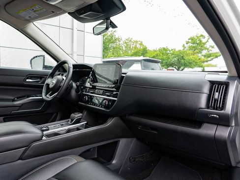 Used 2024 Nissan Pathfinder SL w/ SL Premium Package AWD/4WD image 30