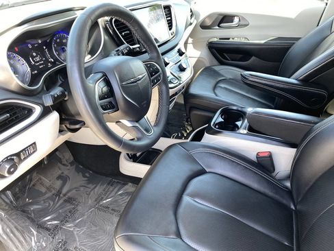 Used 2024 Chrysler Pacifica Touring-L FWD image 30