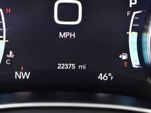 Used 2025 Chrysler Pacifica Limited image 36