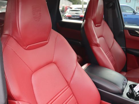 Used 2023 Porsche Cayenne w/ Premium Package AWD/4WD image 21