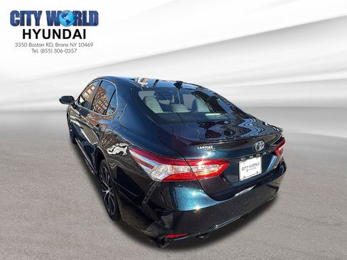 Used 2020 Toyota Camry SE image 3