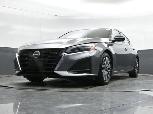 Used 2025 Nissan Altima 2.5 SV FWD image 42