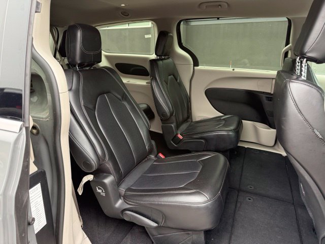 Used 2023 Chrysler Pacifica Touring-L FWD image 11