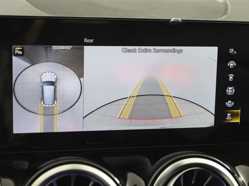 Used 2023 Mercedes-Benz GLB 250 4MATIC image 9