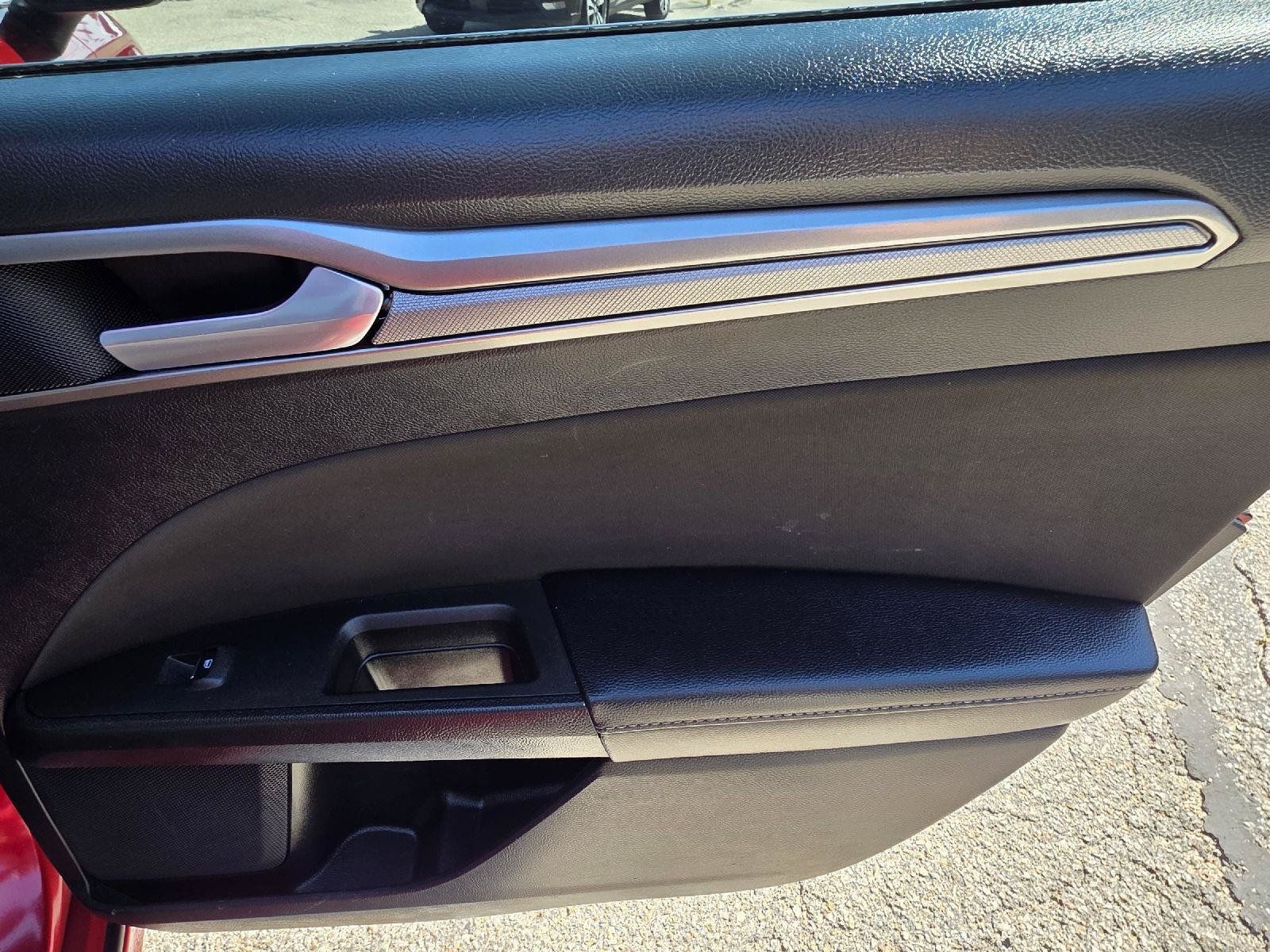 Used 2020 Ford Fusion SE FWD image 30
