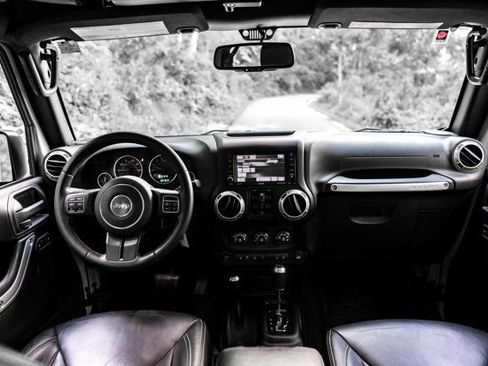 Used 2016 Jeep Wrangler Unlimited Rubicon w/ Connectivity Group AWD/4WD image 23