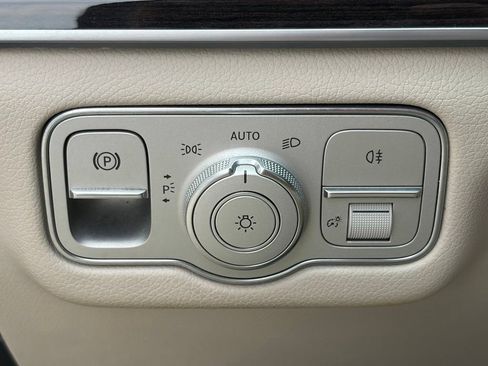 Used 2023 Mercedes-Benz GLS 450 4MATIC image 17