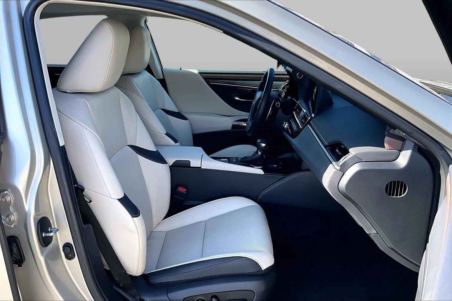 Certified 2023 Lexus ES 300h w/ Premium Package FWD image 8