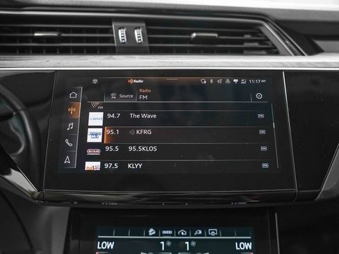 Used 2022 Audi e-tron Premium Plus w/ Premium Plus Package AWD/4WD image 16