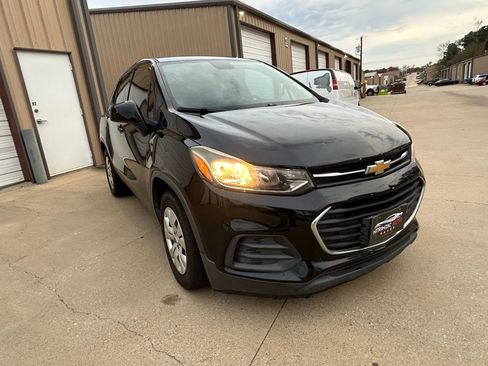 Used 2018 Chevrolet Trax LS w/ LPO, Cargo Package image 4