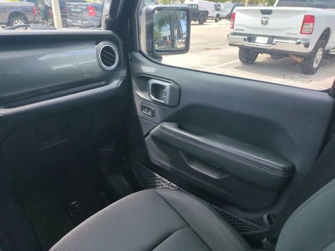 Used 2019 Jeep Wrangler Unlimited Sahara image 18