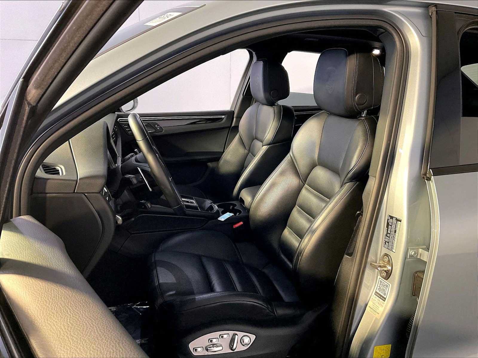 Certified 2023 Porsche Macan AWD/4WD image 5