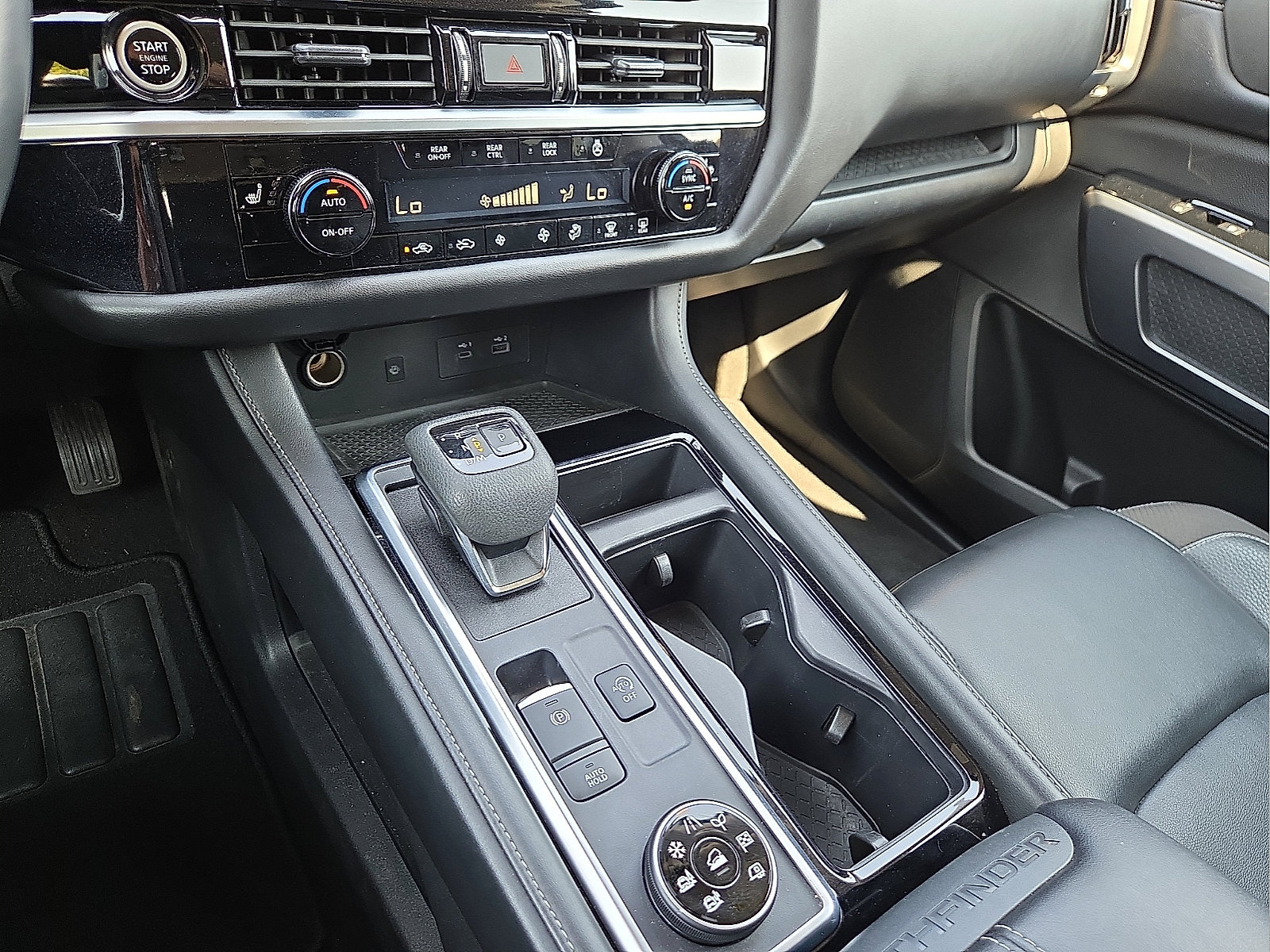 Used 2024 Nissan Pathfinder SL AWD/4WD image 25