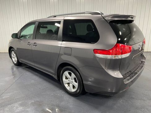 Used 2014 Toyota Sienna LE image 3